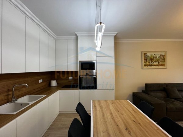 Tirane, jepet me qera apartament 2+1 Kati 2, 111 m² 1.100 € (Pazari i Ri, Rruga Tefta Tashko Koco.)