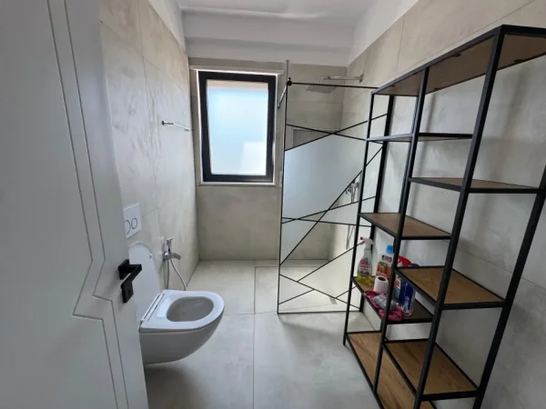 Tirane, jepet me qera apartament 2+1 Kati 7, 157 m² 1.300 € (Rruga e Durresit)