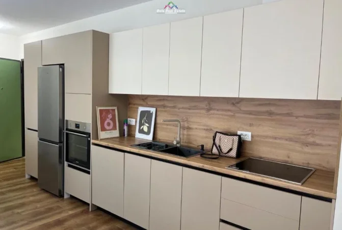 Tirane, jepet me qera apartament 1+1+Ballkon , 65 m² 650 € (Shkolla e Kuqe)