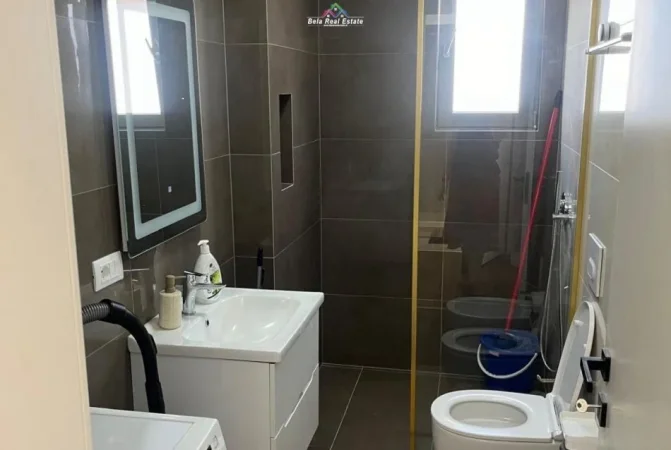 Tirane, jepet me qera apartament 1+1+Ballkon , 65 m² 650 € (Shkolla e Kuqe)