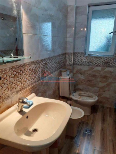 Tirane, jepet me qera apartament 1+1+Ballkon Kati 2, 55 m² 400 € (Porcelan)