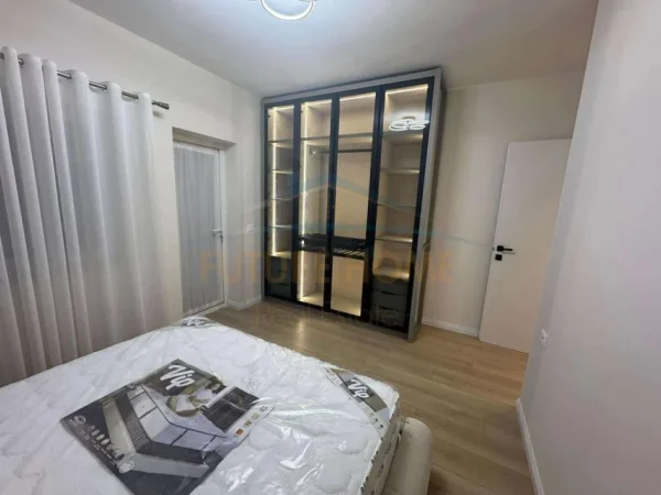 Tirane, shitet apartament 2+1+Ballkon Kati 1, 93 m² 250.000 € (Rruga Him Kolli)