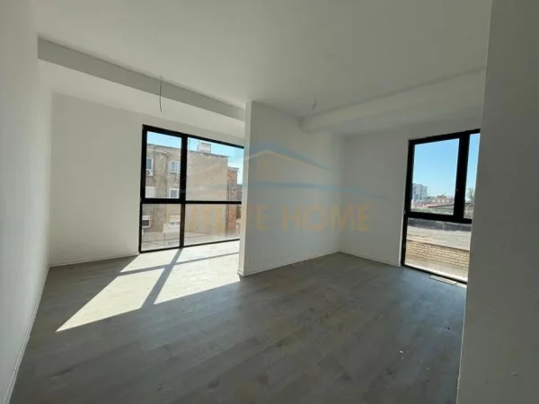 Tirane, jepet me qera apartament 2+1+Ballkon Kati 2, 108 m² 600 € (Rruga Mine Peza)