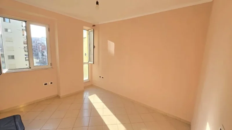 Tirane, shes apartament 2+1+Ballkon Kati 4, 90 m² 128.000 € (Yzberisht)