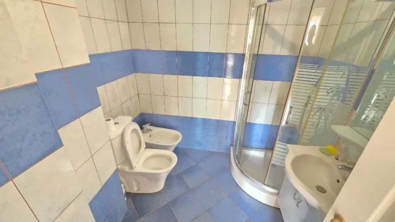 Tirane, shes apartament 2+1+Ballkon Kati 4, 90 m² 128.000 € (Yzberisht)