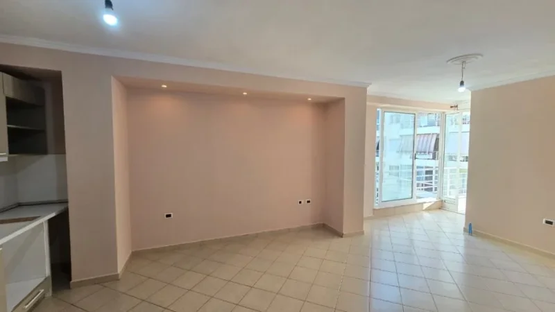 Tirane, shes apartament 2+1+Ballkon Kati 4, 90 m² 128.000 € (Yzberisht)