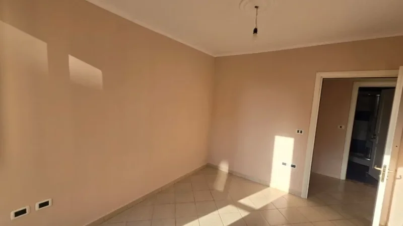 Tirane, shes apartament 2+1+Ballkon Kati 4, 90 m² 128.000 € (Yzberisht)