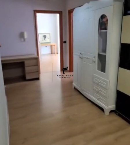 Tirane, jepet me qera apartament 1+1 Kati 3, 90 m² 700 € (FAKULTETI JURIDIK)