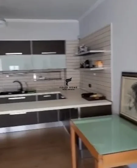 Tirane, jepet me qera apartament 1+1 Kati 3, 90 m² 700 € (FAKULTETI JURIDIK)