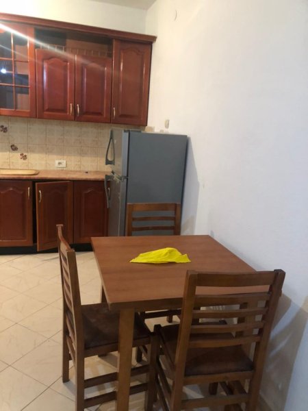 Tirane, jepet me qera apartament 2+1 , 500 € 