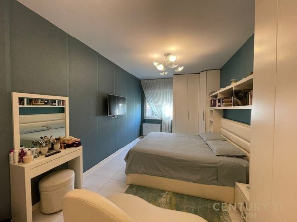 Tirane, jepet me qera apartament 2+1 Kati 8, 122 m² 1.800 € (Bllok)