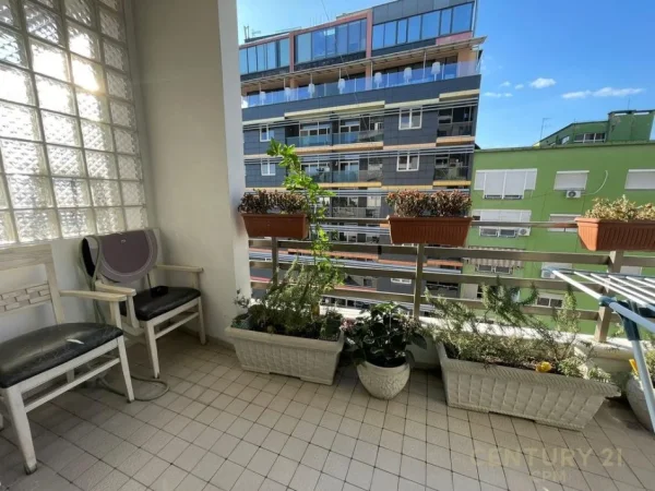 Tirane, jepet me qera apartament 2+1 Kati 8, 122 m² 1.800 € (Bllok)