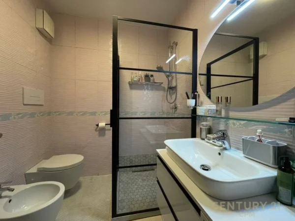 Tirane, jepet me qera apartament 2+1 Kati 8, 122 m² 1.800 € (Bllok)