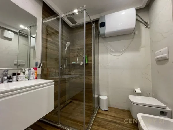 Tirane, jepet me qera apartament 2+1 Kati 8, 122 m² 1.800 € (Bllok)