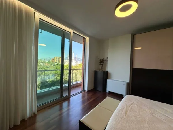 Tirane, jepet me qera apartament 3+1 Kati 4, 215 m² 3.000 € (Galeria ETC)