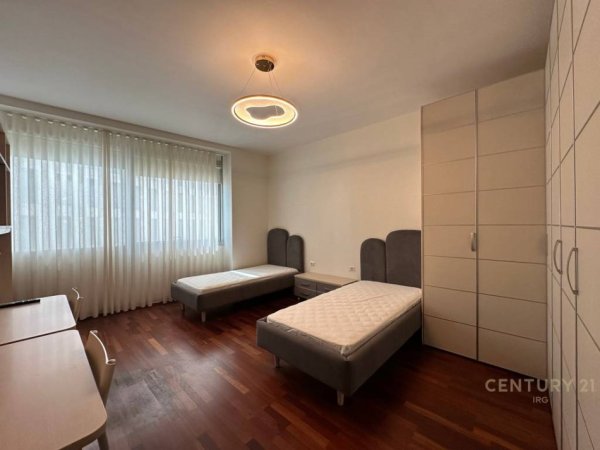 Tirane, jepet me qera apartament 3+1 Kati 4, 215 m² 3.000 € (Galeria ETC)