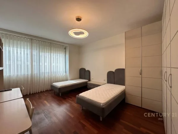 Tirane, jepet me qera apartament 3+1 Kati 4, 215 m² 3.000 € (Galeria ETC)