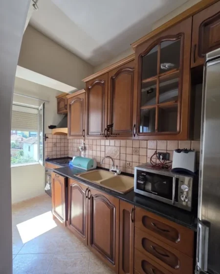 Tirane, jepet me qera apartament 2+1 Kati 3, 75 m² 600 € (RRUGA ELBASANIT)