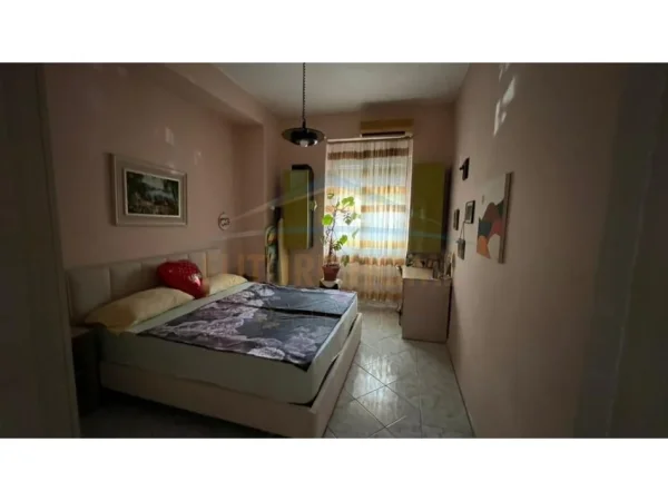 Tirane, jepet me qera apartament 2+1 Kati 1, 100 m² 900 € (Shallvaret , Tirane)