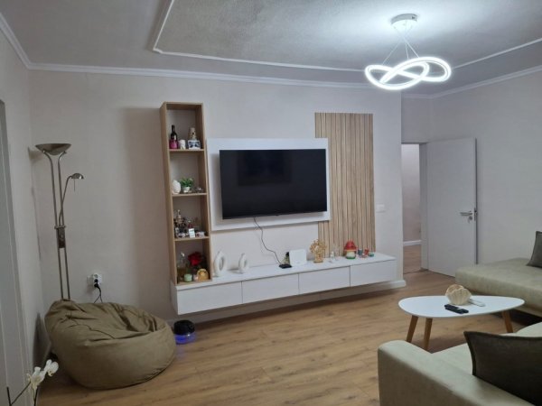 Tirane, jepet me qera apartament 3+1 Kati 4, 120 m² 1.000 € 