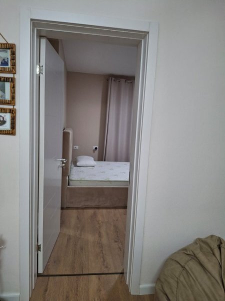 Tirane, jepet me qera apartament 3+1 Kati 4, 120 m² 1.000 € 
