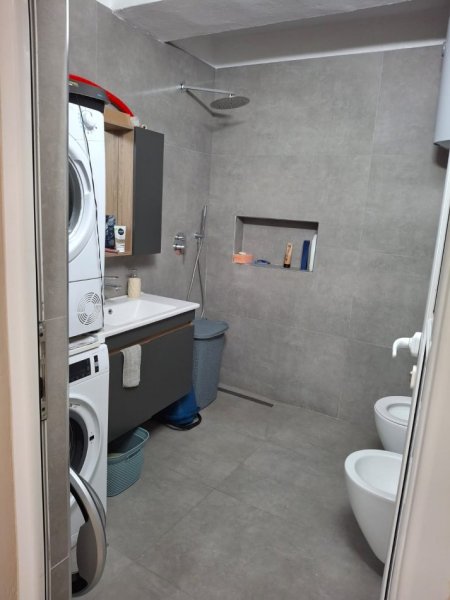 Tirane, jepet me qera apartament 3+1 Kati 4, 120 m² 1.000 € 