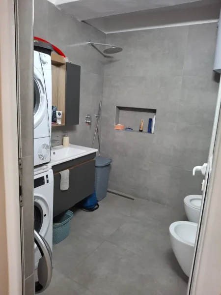 Tirane, jepet me qera apartament 3+1 Kati 4, 120 m² 1.000 € 
