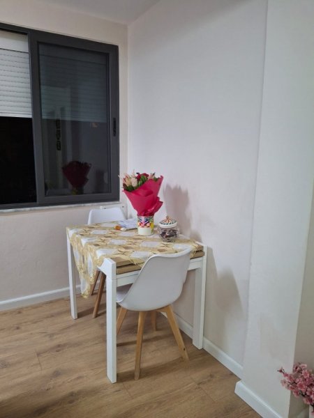 Tirane, jepet me qera apartament 3+1 Kati 4, 120 m² 1.000 € 