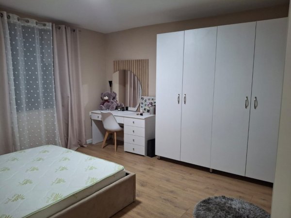 Tirane, jepet me qera apartament 3+1 Kati 4, 120 m² 1.000 € 