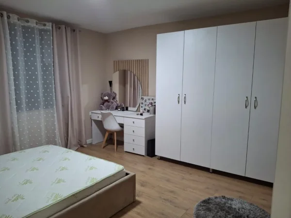 Tirane, jepet me qera apartament 3+1 Kati 4, 120 m² 1.000 € 