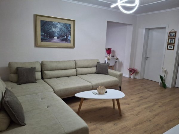 Tirane, jepet me qera apartament 3+1 Kati 4, 120 m² 1.000 € 