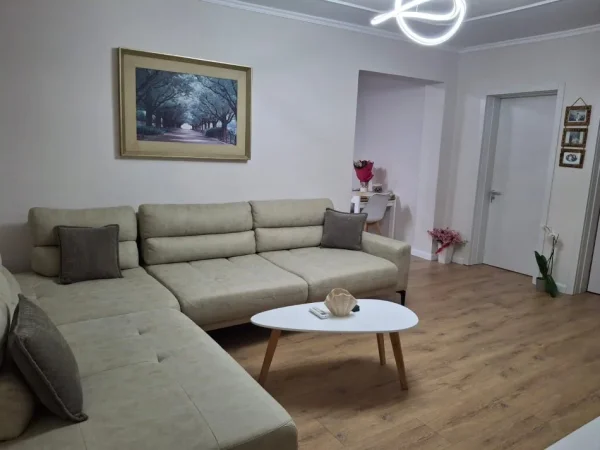Tirane, jepet me qera apartament 3+1 Kati 4, 120 m² 1.000 € 
