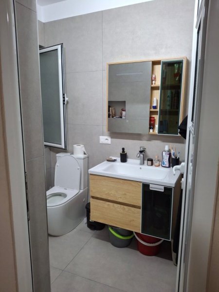 Tirane, jepet me qera apartament 3+1 Kati 4, 120 m² 1.000 € 