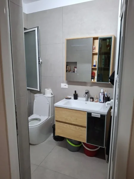 Tirane, jepet me qera apartament 3+1 Kati 4, 120 m² 1.000 € 