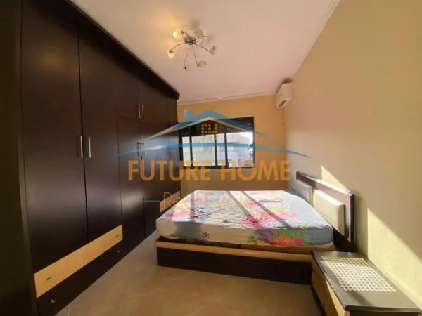 Tirane, jepet me qera apartament 2+1+Ballkon Kati 8, 96 m² 500 € (Unaza e Re)