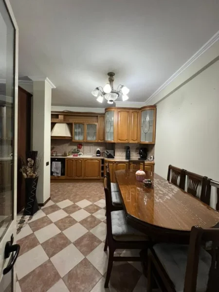 Tirane, shitet apartament 3+1+Ballkon Kati 3, 138 m² 295.000 € (Bulevardi Zogu I)