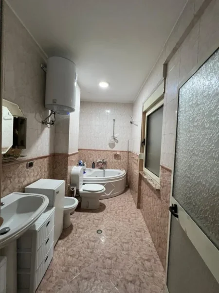Tirane, shitet apartament 3+1+Ballkon Kati 3, 138 m² 295.000 € (Bulevardi Zogu I)