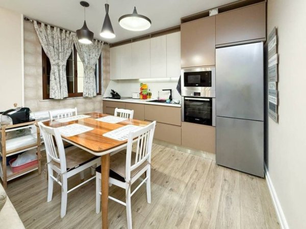 Qera, Godine 4-katëshe, Shkolla e Kuqe, Tiranë (Shkolla e Kuqe)