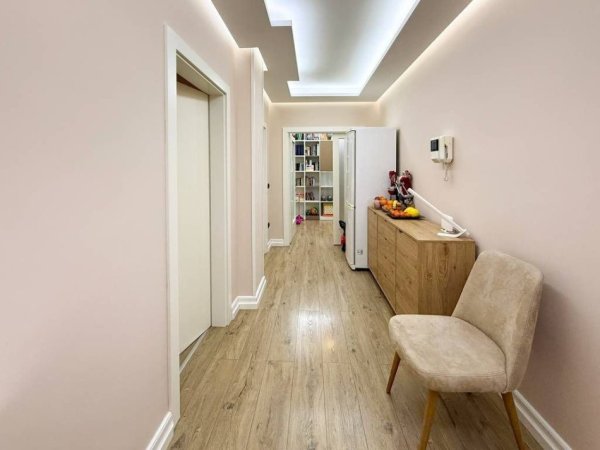 Qera, Godine 4-katëshe, Shkolla e Kuqe, Tiranë (Shkolla e Kuqe)