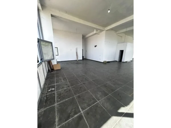 Tirane, jepet me qera ambjent biznesi Kati 1, 216 m² 1.000 € (Misto Mame)