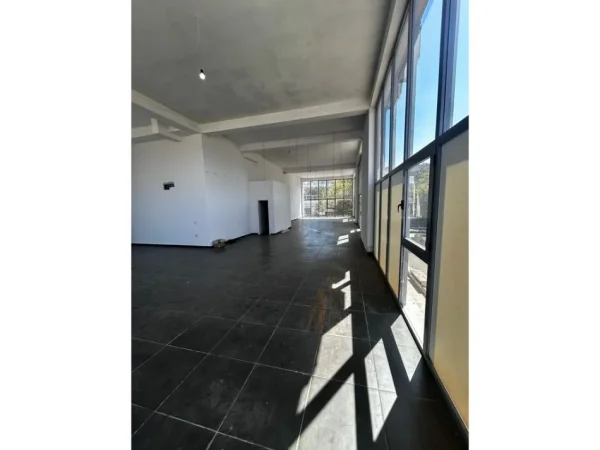 Tirane, jepet me qera ambjent biznesi Kati 1, 216 m² 1.000 € (Misto Mame)