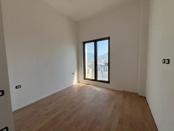 Tirane, shitet apartament 3+1+Ballkon Kati 13, 133 m² 399.000 € (Rruga e Barrikadave)