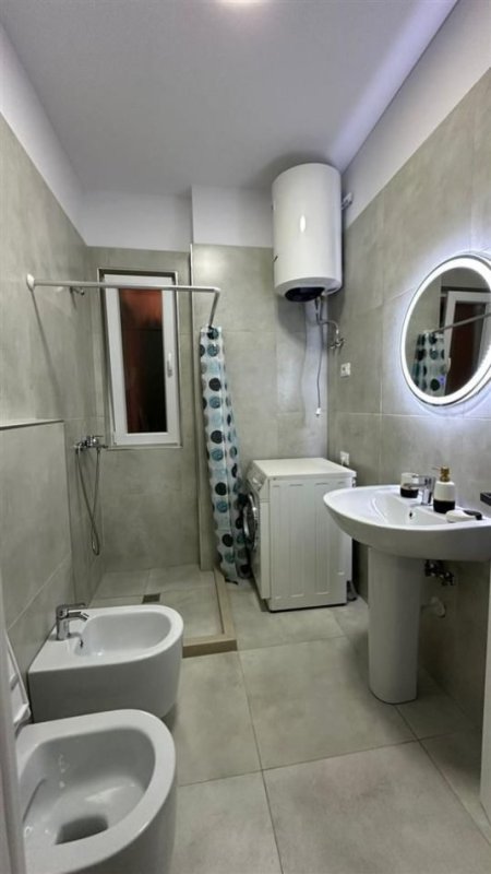 Tirane, jepet me qera apartament 1+1 Kati 4, 70 m² 600 € (5 MAJ)