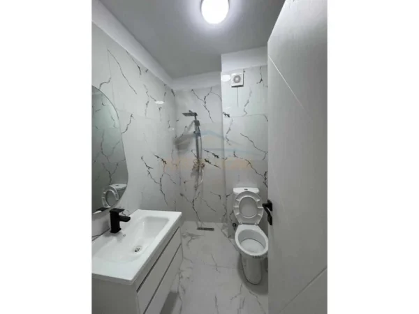 Tirane, shitet apartament 1+1+Ballkon Kati 1, 62 m² 105.000 € (Yzberisht)