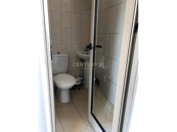 Tirane, jepet me qera ambjent biznesi Kati 1, 65 m² 1.500 € 