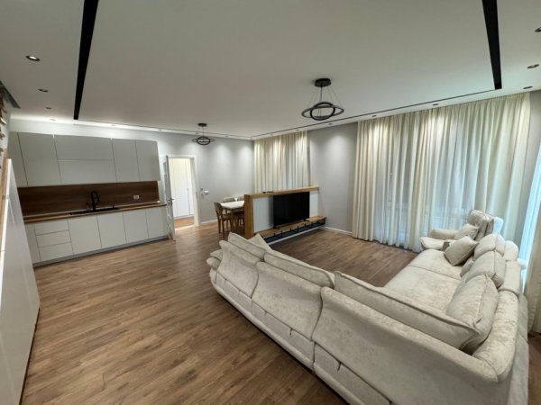 Tirane, jepet me qera apartament 2+1 , 1.000 € 