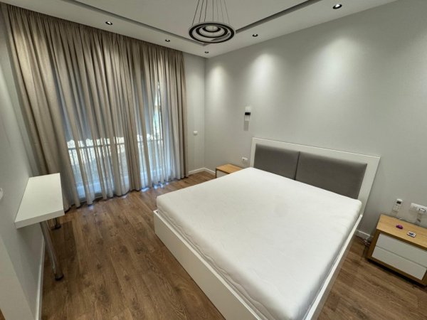Tirane, jepet me qera apartament 2+1 , 1.000 € 