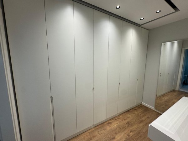Tirane, jepet me qera apartament 2+1 , 1.000 € 