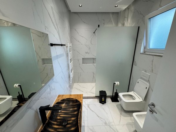 Tirane, jepet me qera apartament 2+1 , 1.000 € 