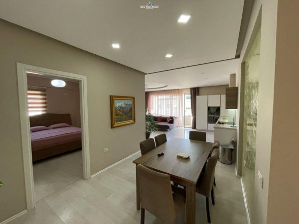 Tirane, jepet me qera apartament 3+1 Kati 4, 180 m² 1.300 € (liqeni i thate)